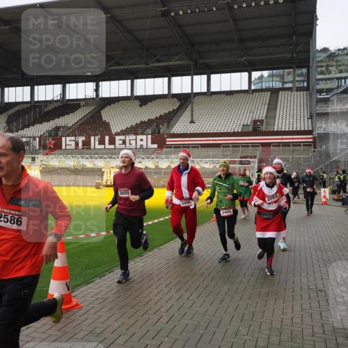 07.12.2025 - St. Pauli X-Mass-Run No. 15 Fabian Wolf http://msf.ph/oto/9421059 07.12.2025 11:43:50 Ziel 71, 1949, 1950, 2084, 2116, 2441, 2586, 2600, 2971, 3403, 3404, 3447, 3453, 3465, 3466, 3467, 3733, 3735, 3769, 3882, 3884, 4603 meine-sportfotos.de