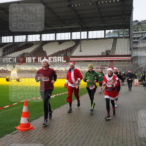 07.12.2025 - St. Pauli X-Mass-Run No. 15 Fabian Wolf http://msf.ph/oto/9421060 07.12.2025 11:43:50 Ziel 71, 1949, 1950, 2084, 2116, 2441, 2586, 2600, 2971, 3403, 3404, 3447, 3453, 3465, 3466, 3467, 3733, 3735, 3769, 3882, 3884, 4603 meine-sportfotos.de