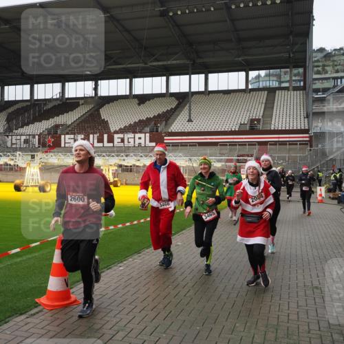 07.12.2025 - St. Pauli X-Mass-Run No. 15 Fabian Wolf http://msf.ph/oto/9421061 07.12.2025 11:43:50 Ziel 71, 1949, 1950, 2084, 2116, 2441, 2586, 2600, 2971, 3403, 3404, 3447, 3453, 3465, 3466, 3467, 3733, 3735, 3769, 3882, 3884, 4603 meine-sportfotos.de