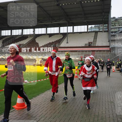 07.12.2025 - St. Pauli X-Mass-Run No. 15 Fabian Wolf http://msf.ph/oto/9421062 07.12.2025 11:43:50 Ziel 71, 1949, 1950, 2084, 2116, 2441, 2586, 2600, 2971, 3403, 3404, 3447, 3453, 3465, 3466, 3467, 3733, 3735, 3769, 3882, 3884, 4603 meine-sportfotos.de