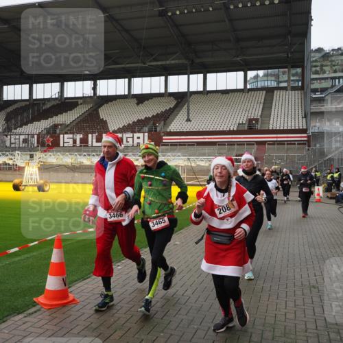 07.12.2025 - St. Pauli X-Mass-Run No. 15 Fabian Wolf http://msf.ph/oto/9421064 07.12.2025 11:43:51 Ziel 71, 1949, 1950, 2084, 2116, 2441, 2586, 2600, 2971, 3403, 3404, 3447, 3453, 3465, 3466, 3467, 3733, 3735, 3769, 3882, 3884, 4603 meine-sportfotos.de