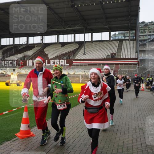 07.12.2025 - St. Pauli X-Mass-Run No. 15 Fabian Wolf http://msf.ph/oto/9421065 07.12.2025 11:43:51 Ziel 71, 1949, 1950, 2084, 2116, 2441, 2586, 2600, 2971, 3403, 3404, 3447, 3453, 3465, 3466, 3467, 3733, 3735, 3769, 3882, 3884, 4603 meine-sportfotos.de