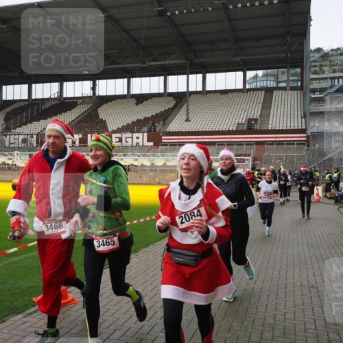 07.12.2025 - St. Pauli X-Mass-Run No. 15 Fabian Wolf http://msf.ph/oto/9421066 07.12.2025 11:43:51 Ziel 71, 1949, 1950, 2084, 2116, 2441, 2586, 2600, 2971, 3403, 3404, 3447, 3453, 3465, 3466, 3467, 3733, 3735, 3769, 3882, 3884, 4603 meine-sportfotos.de
