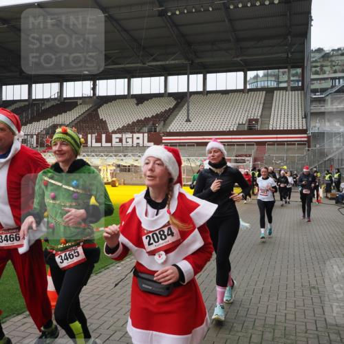 07.12.2025 - St. Pauli X-Mass-Run No. 15 Fabian Wolf http://msf.ph/oto/9421067 07.12.2025 11:43:51 Ziel 71, 1949, 1950, 2084, 2116, 2441, 2586, 2600, 2971, 3403, 3404, 3447, 3453, 3465, 3466, 3467, 3733, 3735, 3769, 3882, 3884, 4603 meine-sportfotos.de