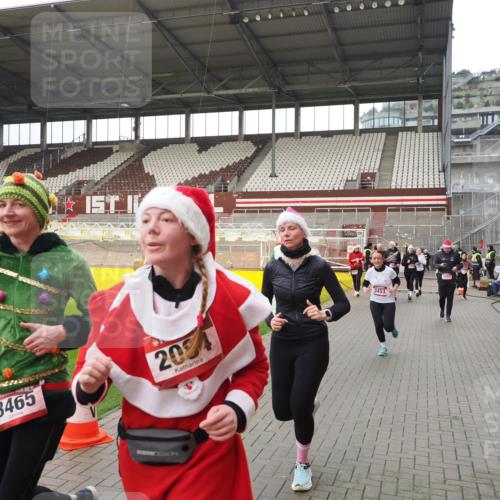07.12.2025 - St. Pauli X-Mass-Run No. 15 Fabian Wolf http://msf.ph/oto/9421068 07.12.2025 11:43:52 Ziel 71, 1949, 1950, 2084, 2116, 2441, 2586, 2600, 2971, 3403, 3404, 3447, 3453, 3465, 3466, 3467, 3733, 3735, 3769, 3882, 3884, 4603 meine-sportfotos.de