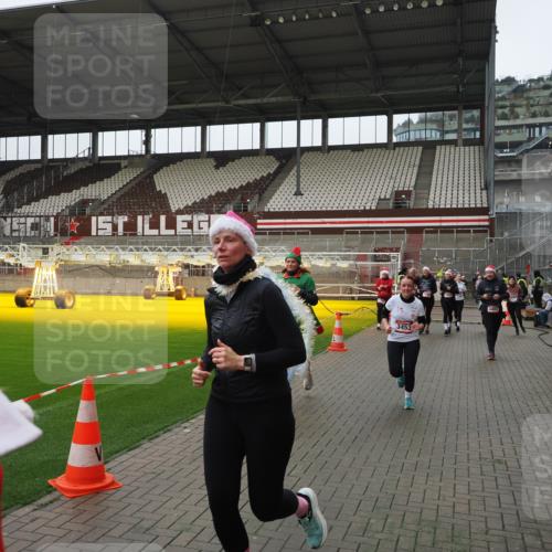 07.12.2025 - St. Pauli X-Mass-Run No. 15 Fabian Wolf http://msf.ph/oto/9421069 07.12.2025 11:43:52 Ziel 71, 1949, 1950, 2084, 2116, 2441, 2586, 2600, 2971, 3403, 3404, 3447, 3453, 3465, 3466, 3467, 3733, 3735, 3769, 3882, 3884, 4603 meine-sportfotos.de