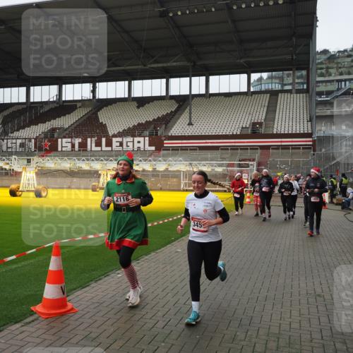 07.12.2025 - St. Pauli X-Mass-Run No. 15 Fabian Wolf http://msf.ph/oto/9421071 07.12.2025 11:43:53 Ziel 71, 1949, 1950, 2084, 2116, 2441, 2586, 2600, 2971, 3403, 3404, 3447, 3453, 3465, 3466, 3467, 3733, 3735, 3769, 3882, 3884 meine-sportfotos.de