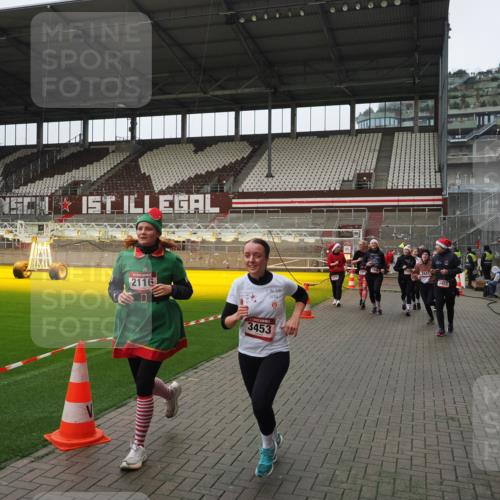 07.12.2025 - St. Pauli X-Mass-Run No. 15 Fabian Wolf http://msf.ph/oto/9421072 07.12.2025 11:43:53 Ziel 71, 1949, 1950, 2084, 2116, 2441, 2586, 2600, 2971, 3403, 3404, 3447, 3453, 3465, 3466, 3467, 3733, 3735, 3769, 3882, 3884 meine-sportfotos.de