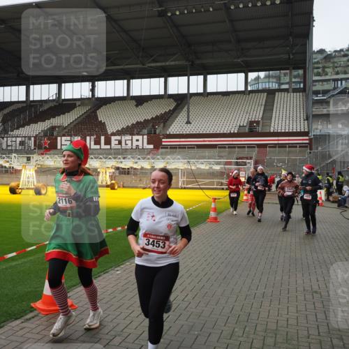07.12.2025 - St. Pauli X-Mass-Run No. 15 Fabian Wolf http://msf.ph/oto/9421073 07.12.2025 11:43:53 Ziel 71, 1949, 1950, 2084, 2116, 2441, 2586, 2600, 2971, 3403, 3404, 3447, 3453, 3465, 3466, 3467, 3733, 3735, 3769, 3882, 3884 meine-sportfotos.de