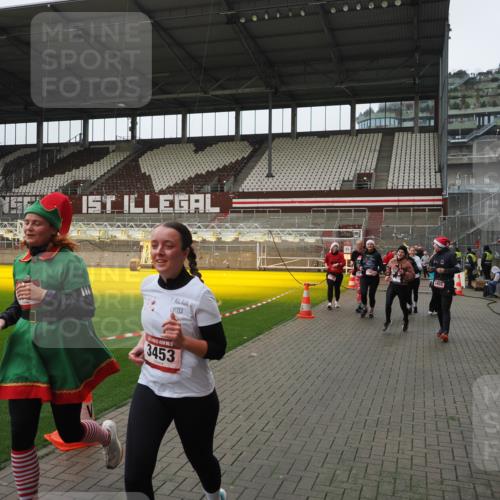 07.12.2025 - St. Pauli X-Mass-Run No. 15 Fabian Wolf http://msf.ph/oto/9421074 07.12.2025 11:43:53 Ziel 71, 1949, 1950, 2084, 2116, 2441, 2586, 2600, 2971, 3403, 3404, 3447, 3453, 3465, 3466, 3467, 3733, 3735, 3769, 3882, 3884 meine-sportfotos.de