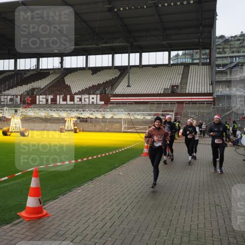 07.12.2025 - St. Pauli X-Mass-Run No. 15 Fabian Wolf http://msf.ph/oto/9421075 07.12.2025 11:43:54 Ziel 71, 1949, 1950, 2084, 2116, 2441, 2586, 2600, 2971, 3403, 3404, 3447, 3453, 3465, 3466, 3467, 3733, 3735, 3769, 3882, 3884 meine-sportfotos.de
