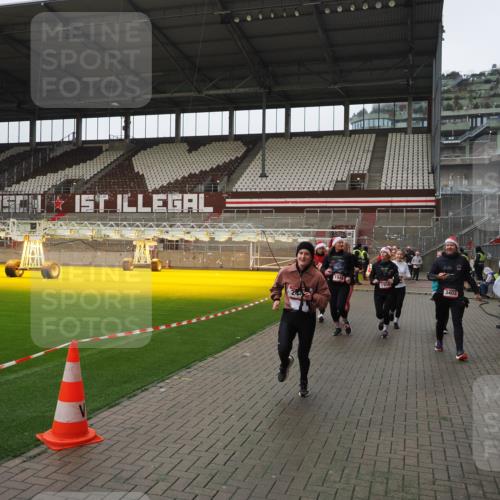 07.12.2025 - St. Pauli X-Mass-Run No. 15 Fabian Wolf http://msf.ph/oto/9421076 07.12.2025 11:43:55 Ziel 71, 1949, 1950, 2084, 2116, 2441, 2586, 2600, 2971, 3403, 3404, 3447, 3453, 3465, 3466, 3467, 3733, 3735, 3769, 3882, 3884, 3927 meine-sportfotos.de
