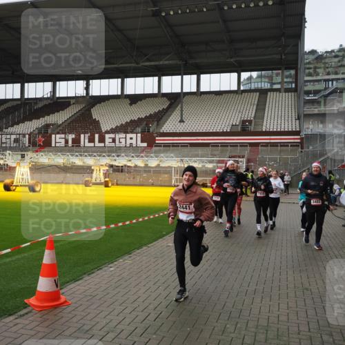 07.12.2025 - St. Pauli X-Mass-Run No. 15 Fabian Wolf http://msf.ph/oto/9421077 07.12.2025 11:43:55 Ziel 71, 1949, 1950, 2084, 2116, 2441, 2586, 2600, 2971, 3403, 3404, 3447, 3453, 3465, 3466, 3467, 3733, 3735, 3769, 3882, 3884, 3927 meine-sportfotos.de
