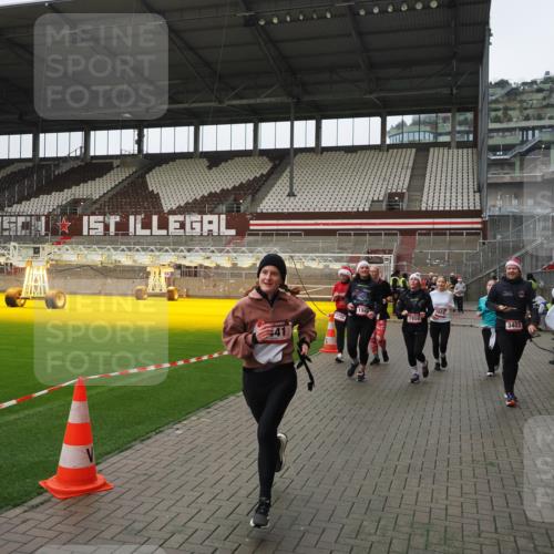 07.12.2025 - St. Pauli X-Mass-Run No. 15 Fabian Wolf http://msf.ph/oto/9421078 07.12.2025 11:43:55 Ziel 71, 1949, 1950, 2084, 2116, 2441, 2586, 2600, 2971, 3403, 3404, 3447, 3453, 3465, 3466, 3467, 3733, 3735, 3769, 3882, 3884, 3927 meine-sportfotos.de
