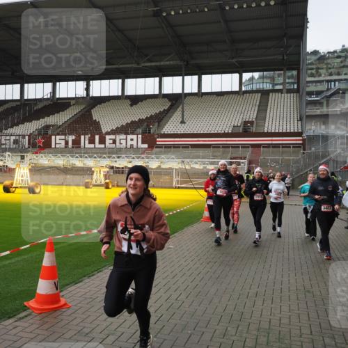 07.12.2025 - St. Pauli X-Mass-Run No. 15 Fabian Wolf http://msf.ph/oto/9421079 07.12.2025 11:43:55 Ziel 71, 1949, 1950, 2084, 2116, 2441, 2586, 2600, 2971, 3403, 3404, 3447, 3453, 3465, 3466, 3467, 3733, 3735, 3769, 3882, 3884, 3927 meine-sportfotos.de