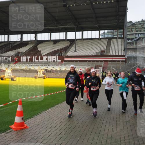 07.12.2025 - St. Pauli X-Mass-Run No. 15 Fabian Wolf http://msf.ph/oto/9421080 07.12.2025 11:43:57 Ziel 71, 999, 1949, 1950, 2084, 2116, 2441, 2586, 2600, 2971, 3403, 3404, 3447, 3453, 3465, 3466, 3467, 3733, 3735, 3769, 3882, 3884, 3927, 3928, 3929 meine-sportfotos.de