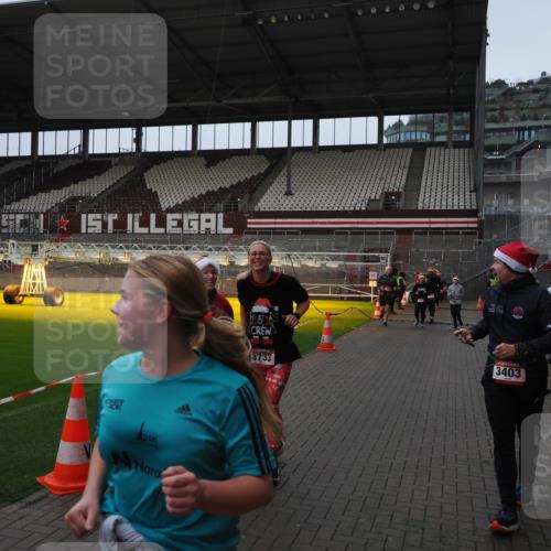 07.12.2025 - St. Pauli X-Mass-Run No. 15 Fabian Wolf http://msf.ph/oto/9421090 07.12.2025 11:43:59 Ziel 71, 999, 1949, 1950, 2084, 2116, 2441, 2586, 2600, 3403, 3404, 3453, 3465, 3466, 3467, 3733, 3735, 3769, 3882, 3884, 3927, 3928, 3929 meine-sportfotos.de