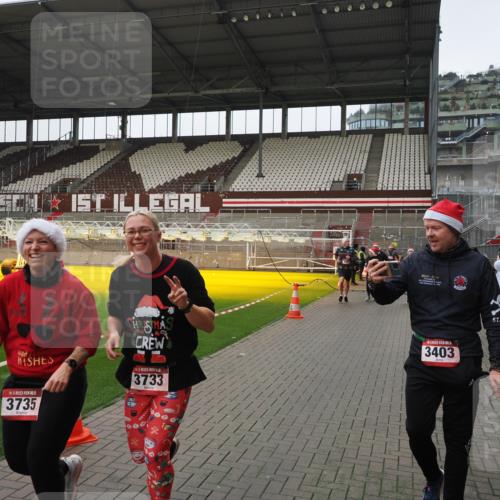 07.12.2025 - St. Pauli X-Mass-Run No. 15 Fabian Wolf http://msf.ph/oto/9421091 07.12.2025 11:44:00 Ziel 999, 1949, 1950, 2084, 2116, 2434, 2441, 2586, 2600, 3403, 3404, 3453, 3465, 3466, 3467, 3733, 3735, 3769, 3882, 3884, 3927, 3928, 3929 meine-sportfotos.de