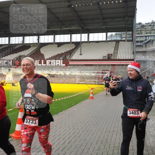 07.12.2025 - St. Pauli X-Mass-Run No. 15 Fabian Wolf http://msf.ph/oto/9421092 07.12.2025 11:44:00 Ziel 999, 1949, 1950, 2084, 2116, 2434, 2441, 2586, 2600, 3403, 3404, 3453, 3465, 3466, 3467, 3733, 3735, 3769, 3882, 3884, 3927, 3928, 3929 meine-sportfotos.de