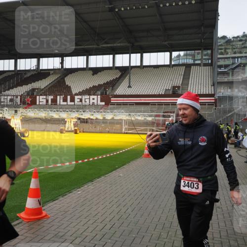 07.12.2025 - St. Pauli X-Mass-Run No. 15 Fabian Wolf http://msf.ph/oto/9421094 07.12.2025 11:44:00 Ziel 999, 1949, 1950, 2084, 2116, 2434, 2441, 2586, 2600, 3403, 3404, 3453, 3465, 3466, 3467, 3733, 3735, 3769, 3882, 3884, 3927, 3928, 3929 meine-sportfotos.de