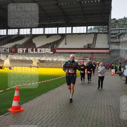 07.12.2025 - St. Pauli X-Mass-Run No. 15 Fabian Wolf http://msf.ph/oto/9421095 07.12.2025 11:44:03 Ziel 999, 1949, 1950, 2116, 2434, 2441, 2586, 2600, 3403, 3404, 3453, 3733, 3735, 3769, 3882, 3884, 3919, 3927, 3928, 3929 meine-sportfotos.de