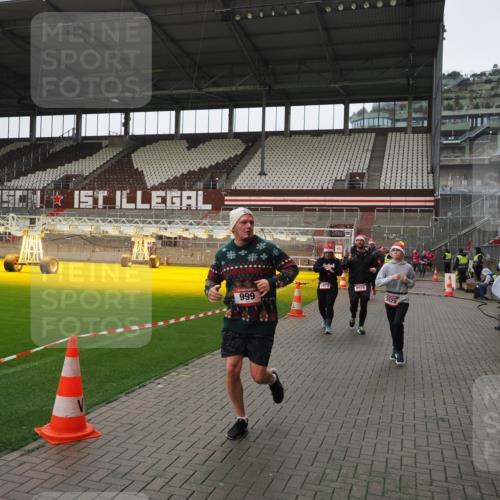 07.12.2025 - St. Pauli X-Mass-Run No. 15 Fabian Wolf http://msf.ph/oto/9421097 07.12.2025 11:44:03 Ziel 999, 1949, 1950, 2116, 2434, 2441, 2586, 2600, 3403, 3404, 3453, 3733, 3735, 3769, 3882, 3884, 3919, 3927, 3928, 3929 meine-sportfotos.de