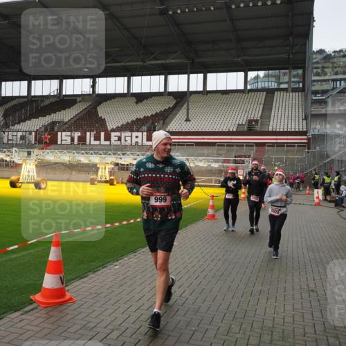 07.12.2025 - St. Pauli X-Mass-Run No. 15 Fabian Wolf http://msf.ph/oto/9421098 07.12.2025 11:44:04 Ziel 999, 1949, 1950, 2116, 2434, 2441, 2586, 2600, 3403, 3404, 3453, 3733, 3735, 3882, 3884, 3919, 3927, 3928, 3929 meine-sportfotos.de