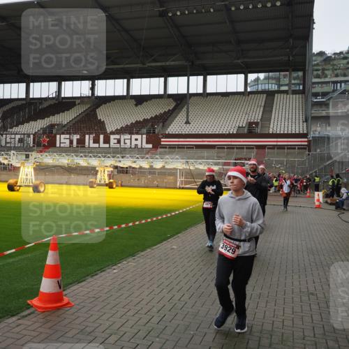 07.12.2025 - St. Pauli X-Mass-Run No. 15 Fabian Wolf http://msf.ph/oto/9421102 07.12.2025 11:44:05 Ziel 999, 1949, 1950, 2116, 2434, 2441, 3453, 3733, 3735, 3882, 3884, 3919, 3927, 3928, 3929 meine-sportfotos.de