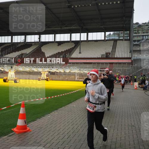 07.12.2025 - St. Pauli X-Mass-Run No. 15 Fabian Wolf http://msf.ph/oto/9421103 07.12.2025 11:44:05 Ziel 999, 1949, 1950, 2116, 2434, 2441, 3453, 3733, 3735, 3882, 3884, 3919, 3927, 3928, 3929 meine-sportfotos.de