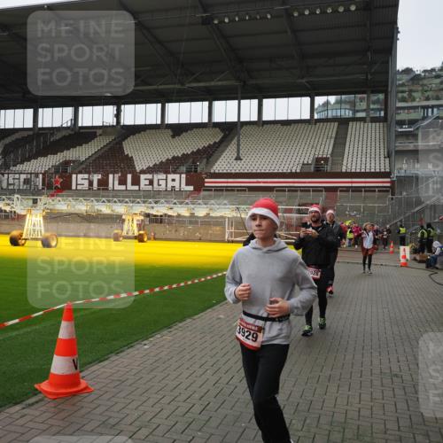 07.12.2025 - St. Pauli X-Mass-Run No. 15 Fabian Wolf http://msf.ph/oto/9421104 07.12.2025 11:44:06 Ziel 999, 1949, 1950, 2434, 2441, 3733, 3735, 3882, 3884, 3919, 3927, 3928, 3929 meine-sportfotos.de