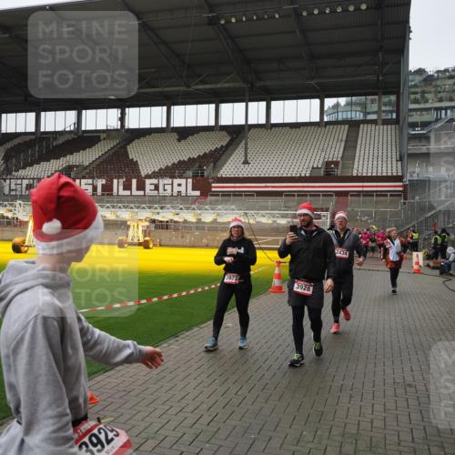 07.12.2025 - St. Pauli X-Mass-Run No. 15 Fabian Wolf http://msf.ph/oto/9421105 07.12.2025 11:44:07 Ziel 999, 1949, 1950, 2434, 2441, 3733, 3735, 3845, 3882, 3884, 3919, 3927, 3928, 3929 meine-sportfotos.de