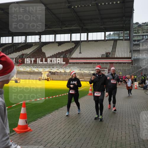 07.12.2025 - St. Pauli X-Mass-Run No. 15 Fabian Wolf http://msf.ph/oto/9421106 07.12.2025 11:44:07 Ziel 999, 1949, 1950, 2434, 2441, 3733, 3735, 3845, 3882, 3884, 3919, 3927, 3928, 3929 meine-sportfotos.de
