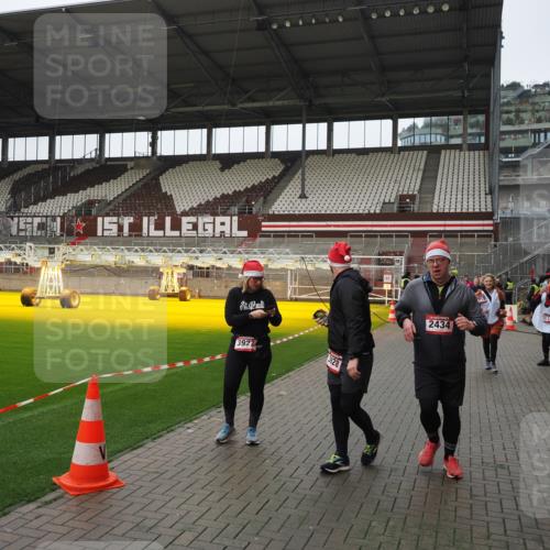 07.12.2025 - St. Pauli X-Mass-Run No. 15 Fabian Wolf http://msf.ph/oto/9421107 07.12.2025 11:44:08 Ziel 999, 1950, 2434, 2441, 3733, 3735, 3845, 3882, 3884, 3919, 3927, 3928, 3929 meine-sportfotos.de