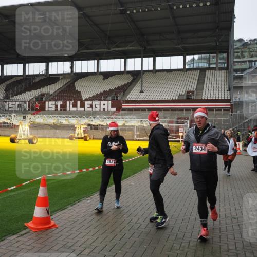 07.12.2025 - St. Pauli X-Mass-Run No. 15 Fabian Wolf http://msf.ph/oto/9421108 07.12.2025 11:44:08 Ziel 999, 1950, 2434, 2441, 3733, 3735, 3845, 3882, 3884, 3919, 3927, 3928, 3929 meine-sportfotos.de