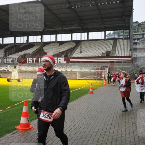 07.12.2025 - St. Pauli X-Mass-Run No. 15 Fabian Wolf http://msf.ph/oto/9421109 07.12.2025 11:44:10 Ziel 999, 2434, 2436, 2441, 3829, 3830, 3831, 3845, 3919, 3927, 3928, 3929 meine-sportfotos.de