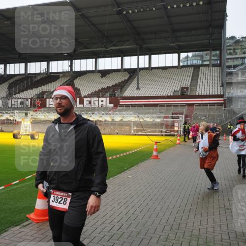 07.12.2025 - St. Pauli X-Mass-Run No. 15 Fabian Wolf http://msf.ph/oto/9421110 07.12.2025 11:44:10 Ziel 999, 2434, 2436, 2441, 3829, 3830, 3831, 3845, 3919, 3927, 3928, 3929 meine-sportfotos.de