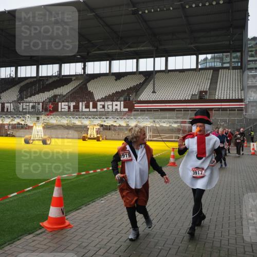 07.12.2025 - St. Pauli X-Mass-Run No. 15 Fabian Wolf http://msf.ph/oto/9421113 07.12.2025 11:44:12 Ziel 999, 2434, 2436, 3829, 3830, 3831, 3845, 3919, 3927, 3928, 3929, 4003 meine-sportfotos.de