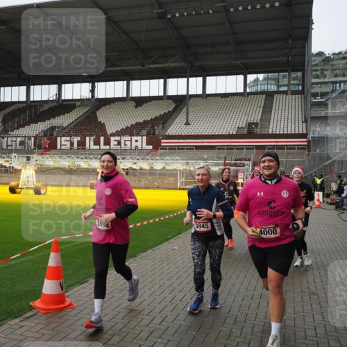 07.12.2025 - St. Pauli X-Mass-Run No. 15 Fabian Wolf http://msf.ph/oto/9421124 07.12.2025 11:44:17 Ziel 365, 999, 2434, 2436, 3086, 3829, 3830, 3831, 3845, 3919, 3928, 4003 meine-sportfotos.de
