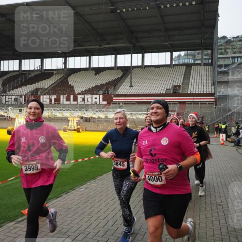 07.12.2025 - St. Pauli X-Mass-Run No. 15 Fabian Wolf http://msf.ph/oto/9421126 07.12.2025 11:44:17 Ziel 365, 999, 2434, 2436, 3086, 3829, 3830, 3831, 3845, 3919, 3928, 4003 meine-sportfotos.de