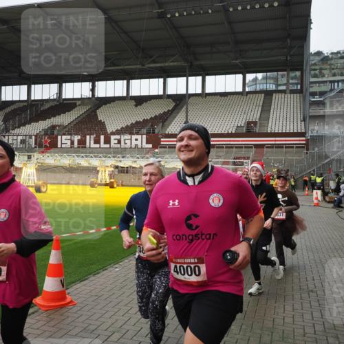 07.12.2025 - St. Pauli X-Mass-Run No. 15 Fabian Wolf http://msf.ph/oto/9421127 07.12.2025 11:44:17 Ziel 365, 999, 2434, 2436, 3086, 3829, 3830, 3831, 3845, 3919, 3928, 4003 meine-sportfotos.de