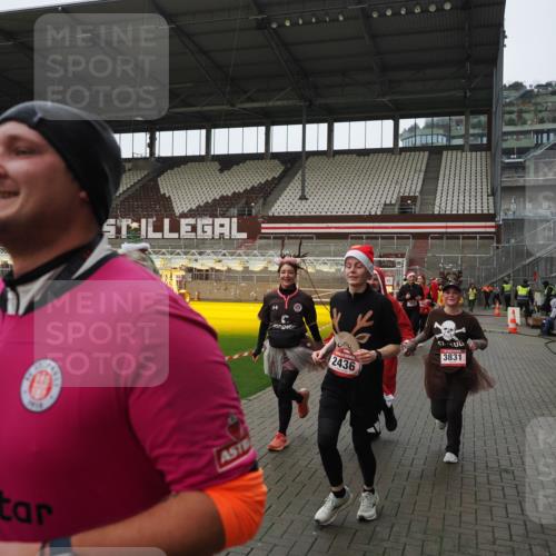 07.12.2025 - St. Pauli X-Mass-Run No. 15 Fabian Wolf http://msf.ph/oto/9421129 07.12.2025 11:44:18 Ziel 365, 2434, 2436, 3086, 3829, 3830, 3831, 3845, 3919, 4003 meine-sportfotos.de