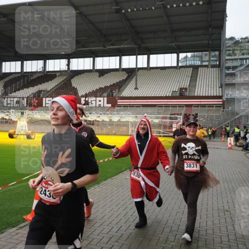 07.12.2025 - St. Pauli X-Mass-Run No. 15 Fabian Wolf http://msf.ph/oto/9421131 07.12.2025 11:44:18 Ziel 365, 2434, 2436, 3086, 3829, 3830, 3831, 3845, 3919, 4003 meine-sportfotos.de