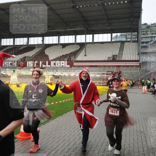 07.12.2025 - St. Pauli X-Mass-Run No. 15 Fabian Wolf http://msf.ph/oto/9421132 07.12.2025 11:44:19 Ziel 365, 2434, 2436, 3086, 3829, 3830, 3831, 3845, 3919, 4003 meine-sportfotos.de