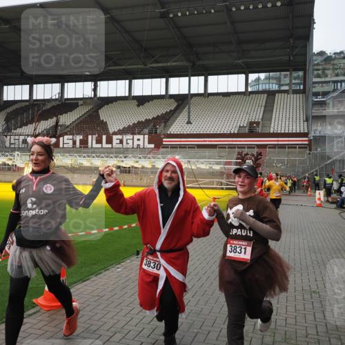 07.12.2025 - St. Pauli X-Mass-Run No. 15 Fabian Wolf http://msf.ph/oto/9421133 07.12.2025 11:44:19 Ziel 365, 2434, 2436, 3086, 3829, 3830, 3831, 3845, 3919, 4003 meine-sportfotos.de