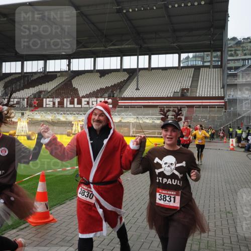 07.12.2025 - St. Pauli X-Mass-Run No. 15 Fabian Wolf http://msf.ph/oto/9421134 07.12.2025 11:44:19 Ziel 365, 2434, 2436, 3086, 3829, 3830, 3831, 3845, 3919, 4003 meine-sportfotos.de