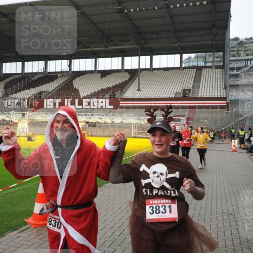 07.12.2025 - St. Pauli X-Mass-Run No. 15 Fabian Wolf http://msf.ph/oto/9421135 07.12.2025 11:44:19 Ziel 365, 2434, 2436, 3086, 3829, 3830, 3831, 3845, 3919, 4003 meine-sportfotos.de