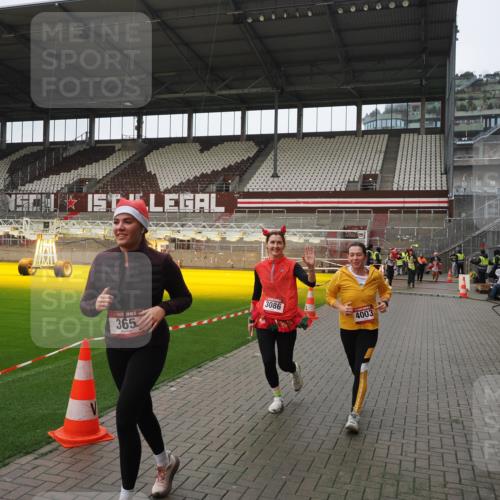 07.12.2025 - St. Pauli X-Mass-Run No. 15 Fabian Wolf http://msf.ph/oto/9421136 07.12.2025 11:44:22 Ziel 365, 1933, 2424, 2436, 3086, 3829, 3830, 3831, 3845, 3919, 4003 meine-sportfotos.de
