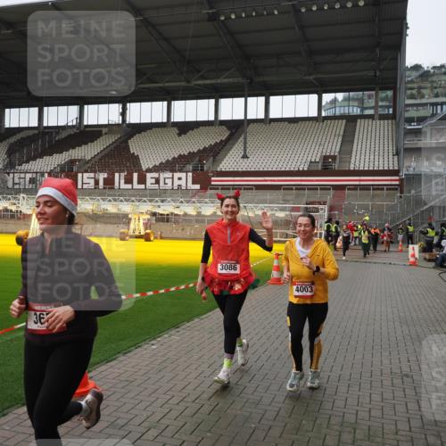 07.12.2025 - St. Pauli X-Mass-Run No. 15 Fabian Wolf http://msf.ph/oto/9421137 07.12.2025 11:44:22 Ziel 365, 1933, 2424, 2436, 3086, 3829, 3830, 3831, 3845, 3919, 4003 meine-sportfotos.de