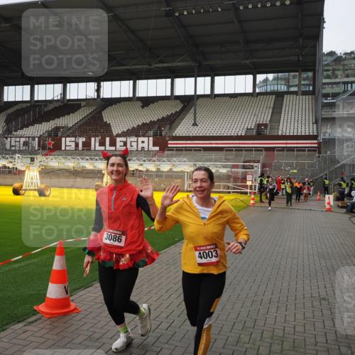07.12.2025 - St. Pauli X-Mass-Run No. 15 Fabian Wolf http://msf.ph/oto/9421139 07.12.2025 11:44:22 Ziel 365, 1933, 2424, 2436, 3086, 3829, 3830, 3831, 3845, 3919, 4003 meine-sportfotos.de