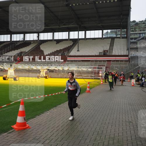 07.12.2025 - St. Pauli X-Mass-Run No. 15 Fabian Wolf http://msf.ph/oto/9421142 07.12.2025 11:44:25 Ziel 365, 1933, 2424, 2436, 3043, 3086, 3168, 3829, 3830, 3831, 3845, 4003 meine-sportfotos.de